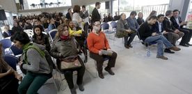 Con jersey naranja, en primera fila, Jaime, que hizo de presentador del acto en el que se inaugur� oficialmente la sede. 