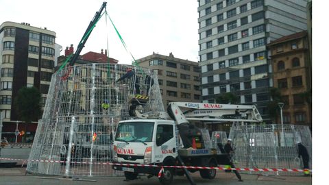 Instalaci�n del �rbol del Navidad en el N�utico