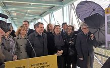 Pastor, acompa�ada del alcalde, acudi� ayer al aeropuerto de Vigo.