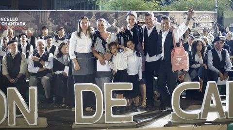 Un grupo de participantes festeja la entrega de uno de los premios