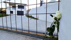 Una rosa dejada en el lugar donde asesinaron a Beatriz Lij�, presuntamente delante de sus hijos peque�os