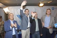 Rajoy, saludando en el mitin celebrado hoy en Ourense