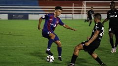 Mario Ses�, con el bal�n, en un partido con el Alzira