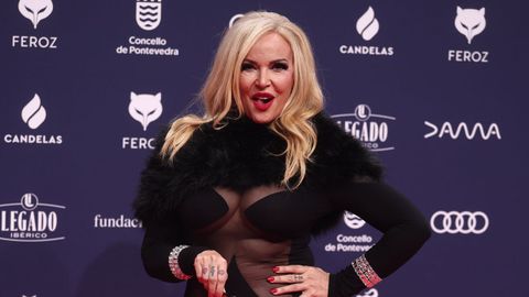 La cantante Silvia Superstar posa en la alfombra roja de los Premios Feroz