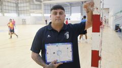 Pitart, en el redondelano pabell�n de A Marisma, donde ejerce actualmente como entrenador.
