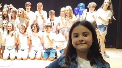 Mara Garc�a, de cuarto grado de primaria, se hizo con el primer premio de poes�a en lengua asturiana