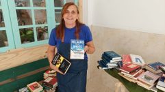Mar�a Teresa Otero, con algunos de los t�tulos del servicio de pr�stamo gratuito de libros del mercado de Sanxenxo