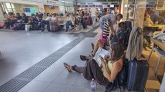 Viajeros, este martes, en el vest�bulo de la estaci�n de tren de Santiago