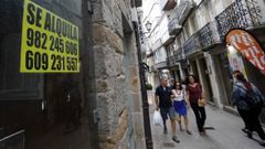 En las calles del centro hist�rico de Viveiro hay numerosos bajos comerciales cerrados