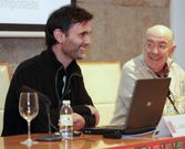 Jorge Mira -izquierda-, en el Ateneo Compostelano. 