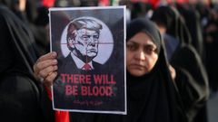 Una mujer sostiene un cartel contra Trump en Teher�n, durante los funerales de Al� Jamen�i