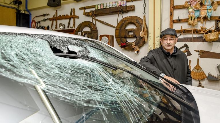 El estradense Sindo Argiz, junto a su coche