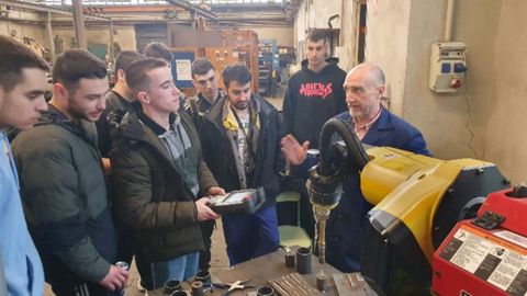 Alumnos del ciclo formativo de soldadura supervisan los avances en el proyecto de soldadura robotizada, llevado a cabo en el CIFP La Laboral en colaboracin con otros centros.