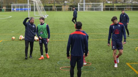 Rub&eacute;n Dom&iacute;nguez dando instrucciones a Rub&eacute;n L&oacute;pez durante un entrenamiento
