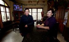 �Internet sacar�anos moitas viaxes� destacan Pilar y Oliva, que aparecen en el restaurante de la segunda.