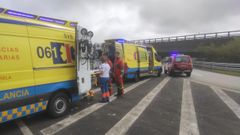 Momento del traslado del trabajador herido de la ambulancia b�sica a la medicalizada