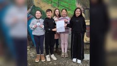 Los escolares del�CEIP Eduardo Cela Vila, con la misiva papal