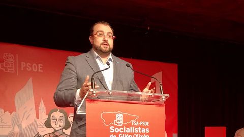 El presidente del Principado de Asturias, Adri�n Barb�n, en la Asamblea de Gij�n