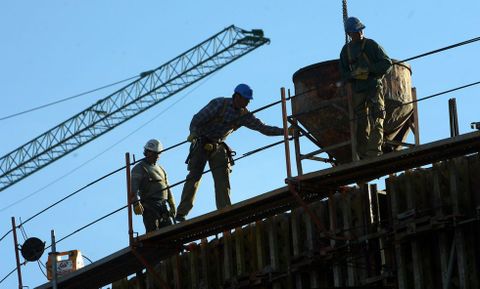 El sector de la construcci�n es el �nico que rest� parados en el �ltimo mes, seg�n Traballo.