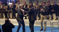 Carlos Negreira saluda al candidato de Boiro, Juan Jos� Dieste, en la convenci�n celebrada ayer. 