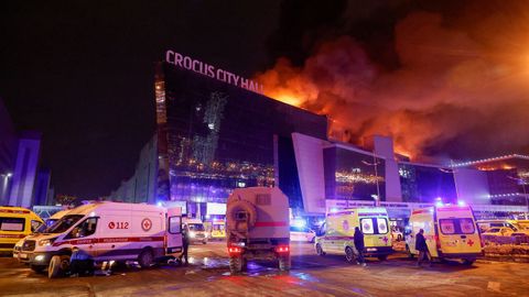 Un nube de humo se eleva sobre la sala de conciertos Crocus City Hall, en llamas tras el ataque terrorista en las afueras de Mosc