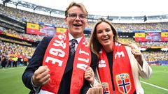 Sverre Magnus, junto a su hermana Ingrid Alexandra, en un partido de Noruega en el Mundial de f�tbol