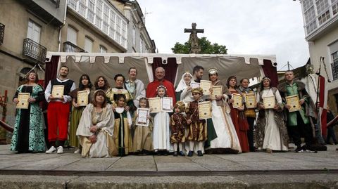 Foto de grupo de los ganadores de los concursos de escaparates, balcones y trajes d de la 21 Feira Medieval de Monforte, con el alcalde tras la entrega de los diplomas
