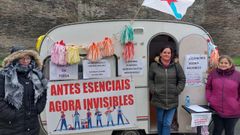 Noelia Nodar, en el centro, limpiadora en huelga de Lugo