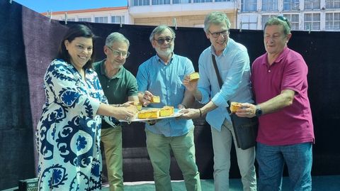 La alcaldesa, Patricia Domínguez; José Javier Sanz Lucotti, bisnieto de Ricardo Courtier; el edil de Cultura, José Luis Vidal; Pedro Sanz, hermano de José Javier; y Fermín Santoveña, edil de Deportes.