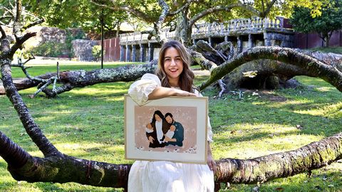 Olaya sujeta una ilustración de su familia que hizo la ilustradora Marta Mimo.