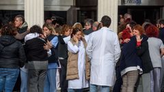 Los compa�eros del Hospital de Cruces de Silvia, asesinada por sus hijos en Castro-Urdiales, durante una concentraci�n delante del hospital en su memoria