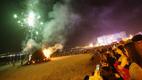 <span lang= gl >Fogueira no entorno do monumento natural dos Castelos, na praia de Covas, na medianoite do 23 � 24 de xu�o do 2025</span>