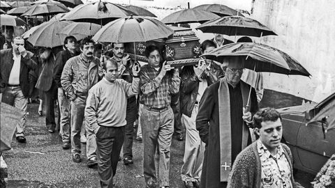 Funeral en Baia. Mieres, por el minero fallecido en accidente en el Pozo Montsacro. 1992 