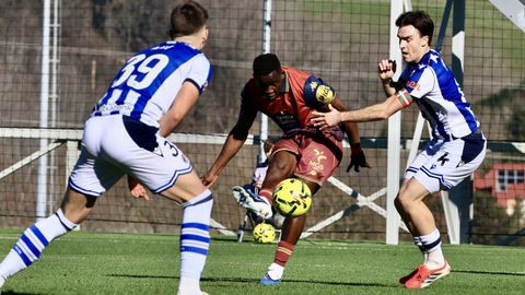 Bil Nsongo, en el momento de chutar a puerta para hacer el 2-2