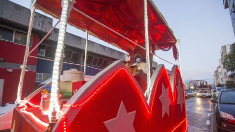 Ilusionante espera y recorrido de los Reyes por Carballo