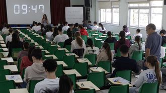 Alumnos realizando una prueba de la PAU 2026 en un instituto de Cee
