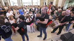 O acto levouse a cabo no vestibulo do Pazo Provincial por mor da choiva 