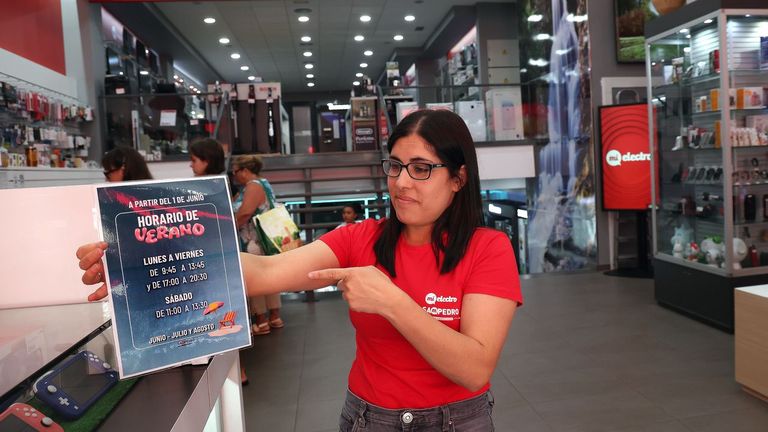 Carolina Sampedro, de Mi Electro, muestra el horario de verano