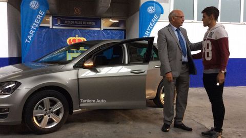 Oscar Gil recibe su coche