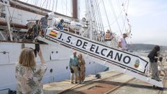 Colas para ver el Juan Sebastin de Elcano