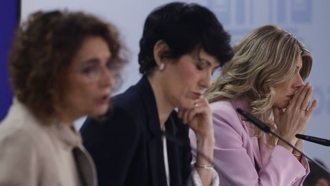 La vicepresidenta primera, Mar�a Jes�s Montero; la portavoz del Gobierno, Elma Saiz, y la vicepresidenta segunda, Yolanda Diaz .