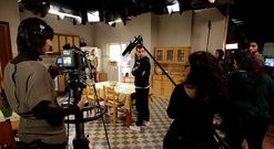 Alumnos de anteriores ediciones de la Escuela de Ficci�n durante uno de sus trabajos.