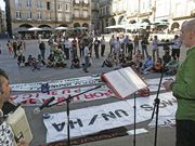 <span lang= es-es >Y ayer</span>. El cuarto aniversario del 15M se celebr con un acto de conmemoracin que tuvo lugar de nuevo en la praza Maior y que cont con la asistencia de numerosos nuevos polticos. 