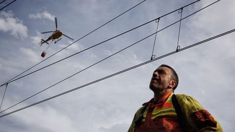 Bomberos de Asturias trabajan para extinguir las llamas en un incendio forestal