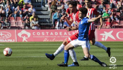 Jimmy Almeria Real Oviedo Estadio Juegos Mediterraneos.Jimmy pugna por un esfrico frente al Almera