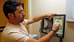 Un t�cnico de radiolog�a realizando mamograf�as. 