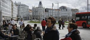 <span lang= es-es >El d�a</span>. Las terrazas de la nueva Marina liberada de tr�fico privado bull�an de actividad ayer a �ltima hora de la ma�ana. 