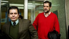 Castrill�n (derecha), a la salida del juzgado