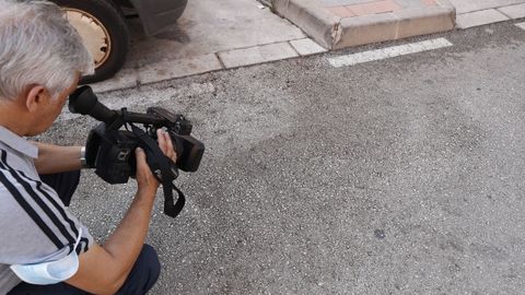 Un operador de c�mara graba el lugar donde la madrugada del jueves fue presuntamente asesinado un conductor de un VTC en el municipio malague�o de Fuengirola.