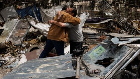 Hussein es uno de los desplazados del L�bano que volvi� a su barrio y se abraz� a un vecino que encontr� su coche (en la foto) entre cascotes